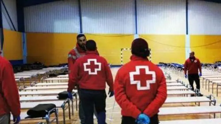 Voluntarios de Cruz Roja, durante las tareas de acondicionamiento del Santa Amelia como albergue (C.A./ARCHIVO)