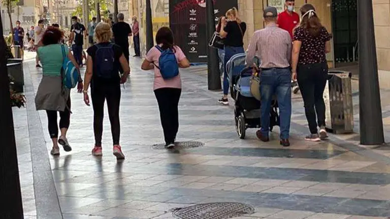 Viandantes en la calle Real (C.A.)