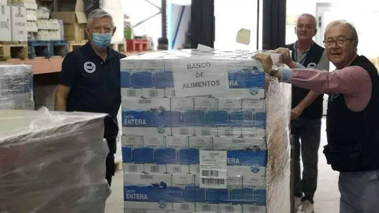 El Banco de Alimentos de Ceuta ha recibido del supermercado Mercadona una donaci&oacute;n de 9.621 kilos de productos de primera necesidad en las &uacute;ltimas semanas. En lo que va de a&ntilde;o, la empresa ha donado a la entidad m&aacute;s de 20 toneladas de alimentos. 

El total de donaciones de alimentos formalizadas por Mercadona en la Ciudad asciende desde el inicio del a&ntilde;o a  m&aacute;s de 43.000 kilos, de los que m&aacute;s de 23.000 se han entregado a la Fundaci&oacute;n de los Hermanos de la Cruz Blanca.

&ldquo;Ante la imposibilidad de recoger alimentos de forma presencial, estas donaciones nos permiten seguir atendiendo el incremento de usuarios que est&aacute;n recibiendo nuestras entidades colaboradoras", ha agradecido el presidente del Banco de Alimento, Pedro Mariscal.