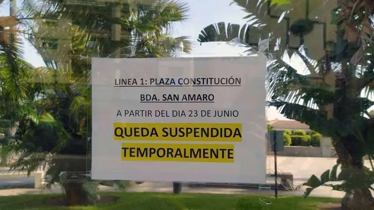 Cartel que anuncia la suspensi&oacute;n de la l&iacute;nea 1 en una parada de autob&uacute;s (C.A.)