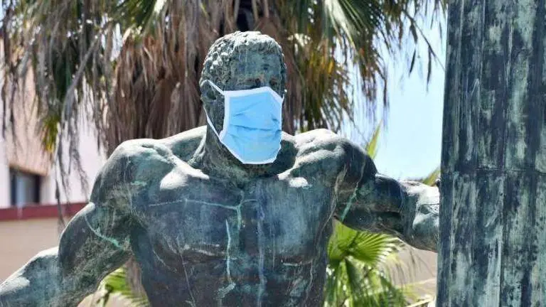 H&eacute;rcules-y-Calipso-mascarillas-covid-19-Antonio-Sempere-9