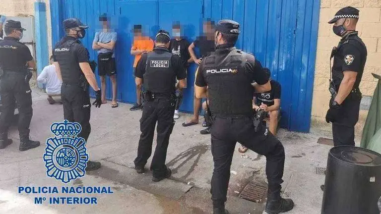 Agentes de ambos cuerpos, durante una de sus actuaciones (POLIC&Iacute;A NACIONAL) POLIC&Iacute;A LOCAL