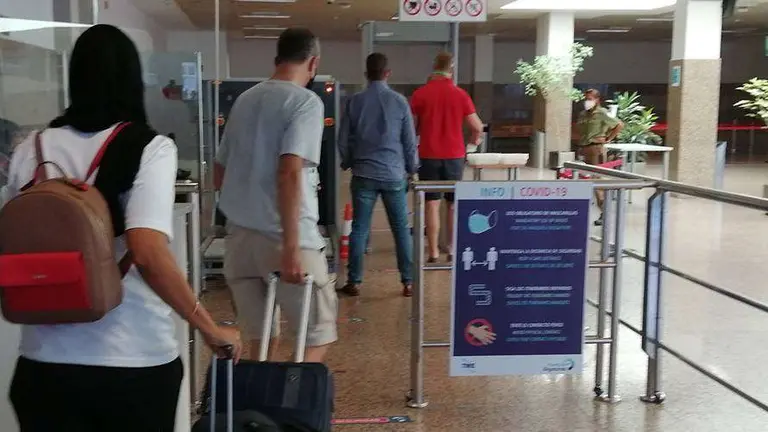 Pasajeros embarcar hacia Ceuta en el puerto de Algeciras (C.A.)