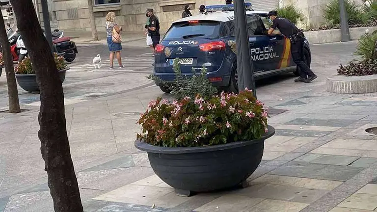 Agentes de la Polic&iacute;a Nacional, en el cruce de Telef&oacute;nica (C.A.)