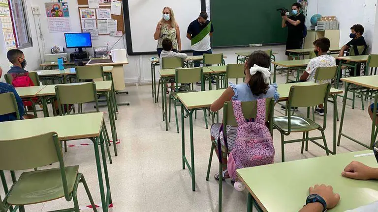 Alumnos de 6&ordm; de Primaria acuden por primera vez a clase en el Andr&eacute;s Manj&oacute;n (C.A.)
