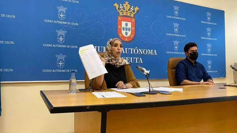 F&aacute;tima Hamed, junto al tambi&eacute;n diputado de MDyC Yussef Mebroud, durante la rueda de prensa ofrecida esta ma&ntilde;ana (C.A.)