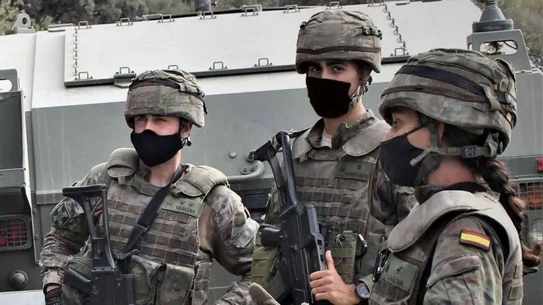 Cadetes durante sus pr&aacute;cticas (COMGECEU) MILITARES