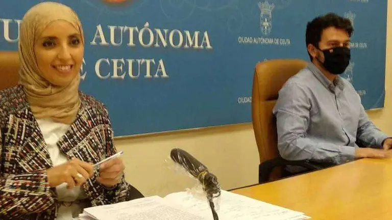 Los diputados a la Asamblea por MDyC, F&aacute;tima Hamed y Yusef Mebroud, durantela rueda de prensa ofrecida esta ma&ntilde;ana (C.A.)
