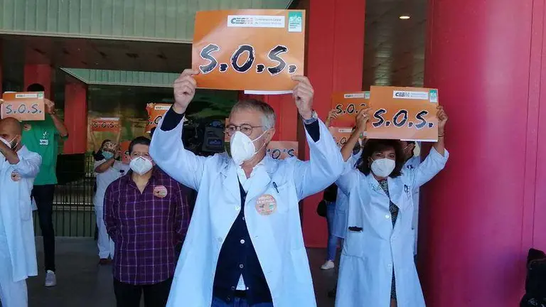 M&eacute;dicos concentrados hoy ante las puertas del Hospital Universitario (C.A.)