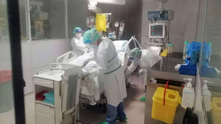 Sanitarios en la UCI del Hospital Universitario (INGESA)