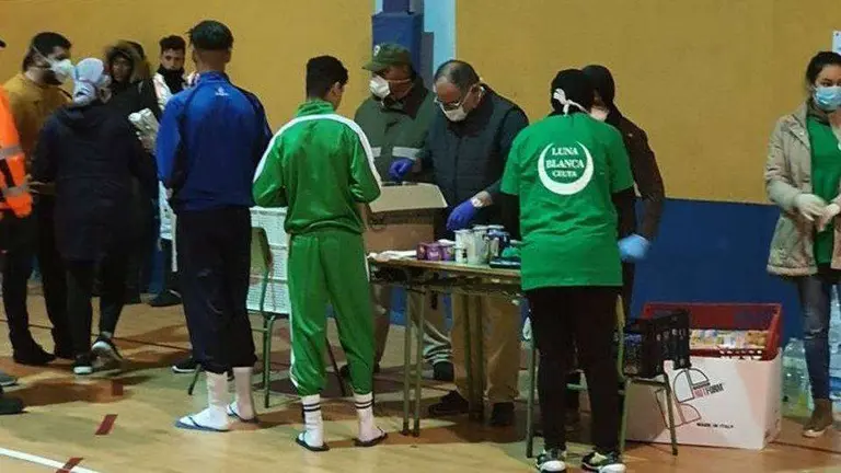Voluntarios de Luna Blanca, en un reparto de comida