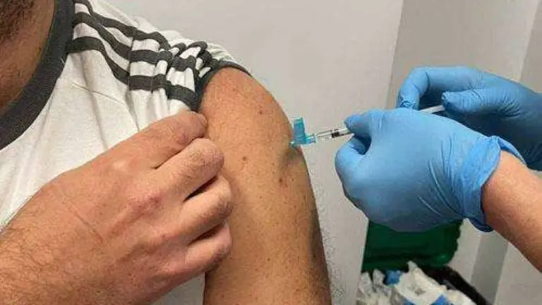 Un sanitario de Ingesa recibe la primera dosis de la vacuna (CEDIDA)