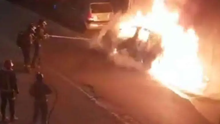 fuego coche bomberos