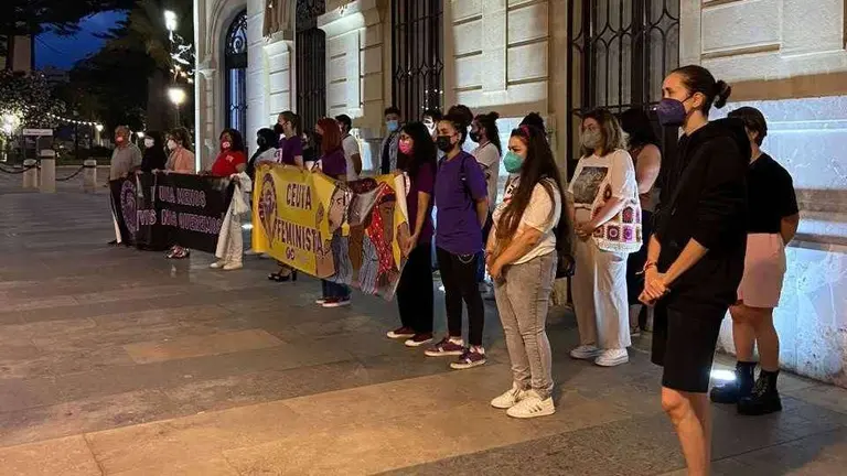 Un momento de la concentraci&oacute;n contra la violencia machista