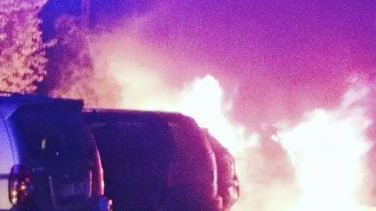 coches ardiendo fuego