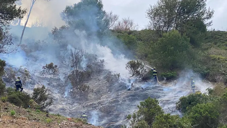 Bomberos apaga el fuego tras descontrolarse una quema de rastrojos que realizaba Tragsa en el Hacho