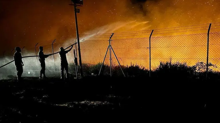 Unidades de la COMGE colaborando en la extinci&oacute;n del incendio en Ceuta
Secci&oacute;n de Alta Disponibilidad formada por Regulares del GREG54 en acci&oacute;n (COMGECEU_ET)