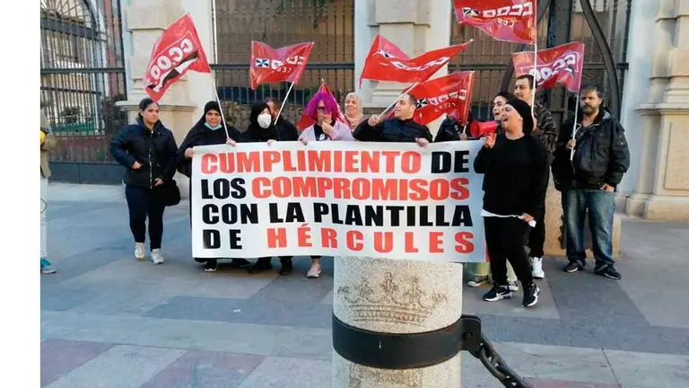 Trabajadoras de H&eacute;rcules, este lunes ante las puertas del Ayuntamiento (C.A.)