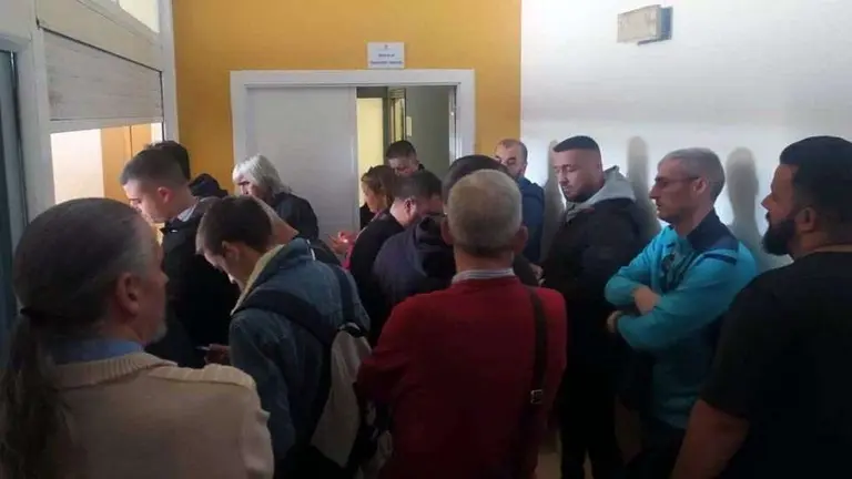 Aficionados esperan su turno para adquirir su localidad (C.A.)