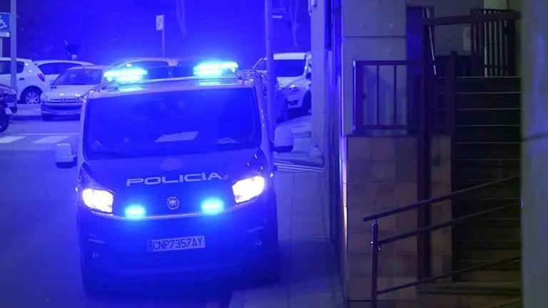  Un furg&oacute;n de la Polic&iacute;a junto a los Juzgados 