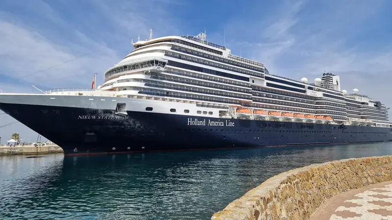 Crucero &lsquo;Nieuw Statendam&rsquo; atracado en el Muelle Espa&ntilde;a de Ceuta