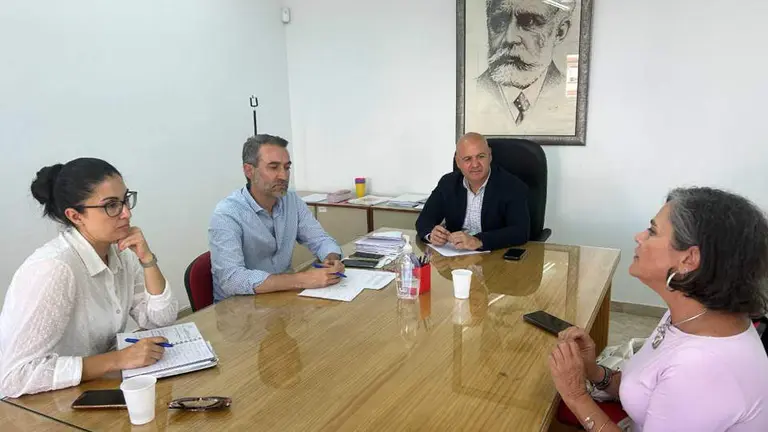 Un momento de la reuni&oacute;n de los socialistas con Escalante (CEDIDA)