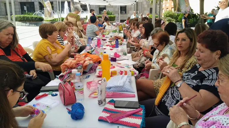 D&iacute;a Mundial de Tejer en P&uacute;blico en la Plaza de los Reyes