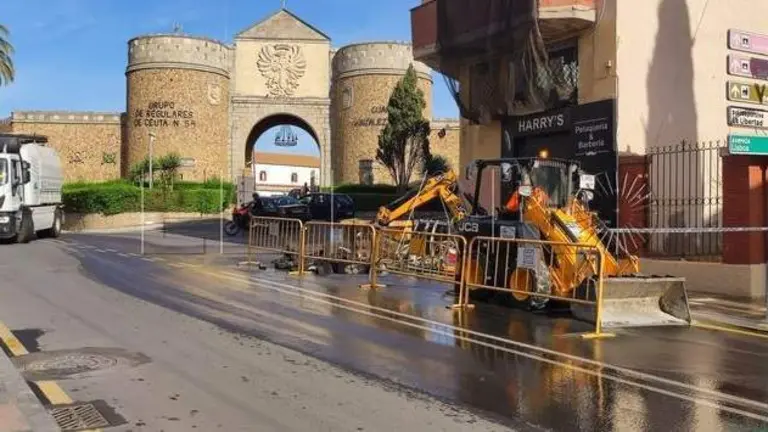 Trabajos de reparaci&oacute;n de la rotura de la tuber&iacute;a de abastecimiento de agua en Had&uacute; (Cedida)
