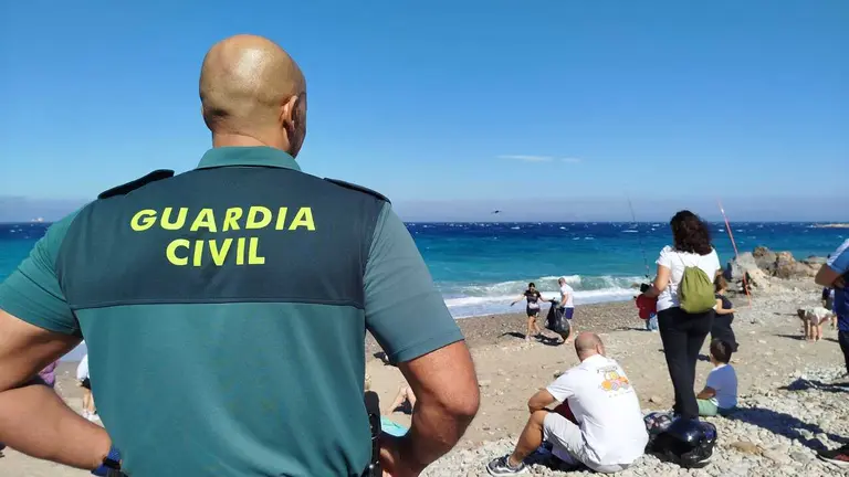 Guardia Civil y Ceuta Sin Pl&aacute;stico limpian juntos la playa de San Amaro