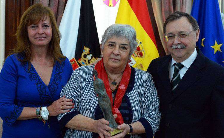 La consejera de Culutra y el presidente de la ciudad junto a la galardonada / CEDIDA