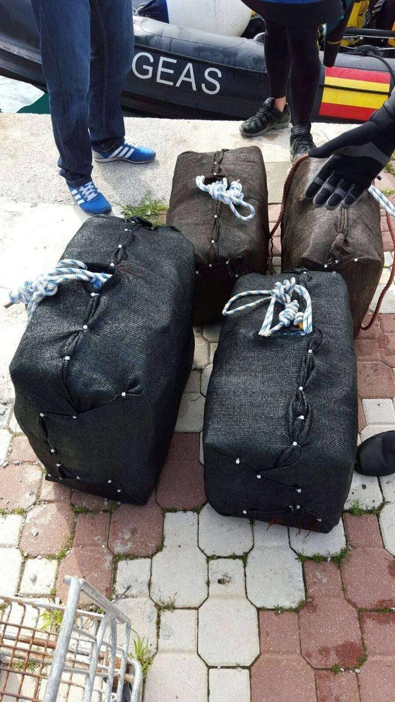 206 kilos de hachís incautados por policía nacional en el fondo marino de benzú 21 enero 2016