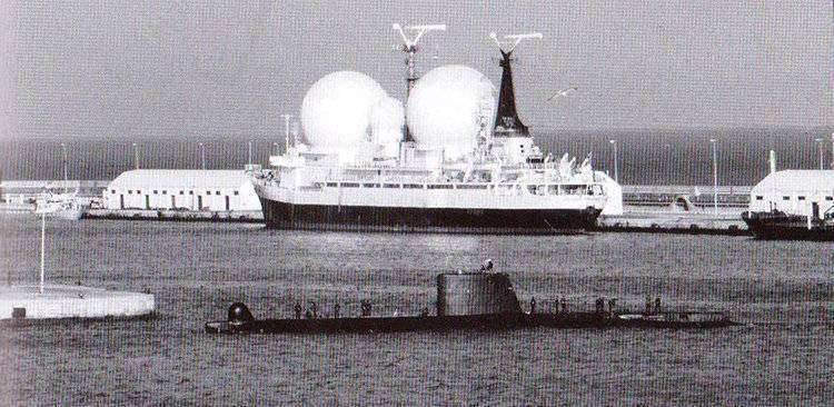 BUQUE CIENTÍFICO RUSO ATRACADO EN CEUTA EN LOS 80