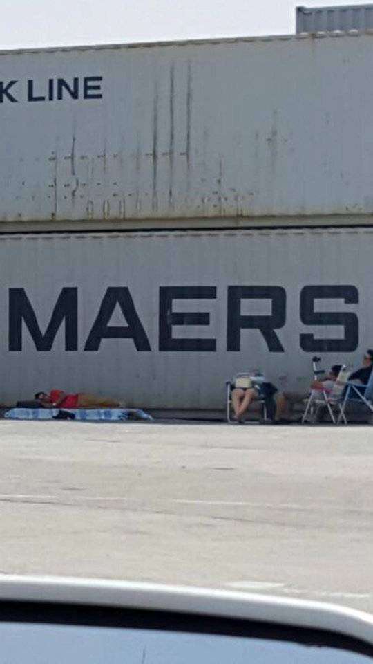 feriantes esperan a embarcar
