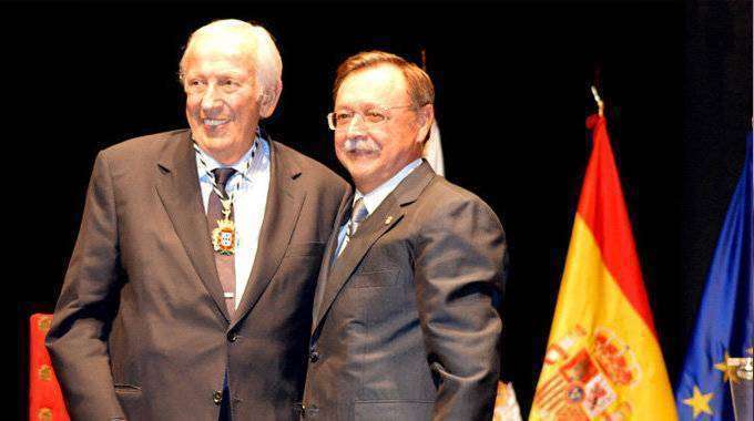 Manuel Olivencia recibe la Medalla de Oro de la Ciudad de manos del presidente Vivas/ ANTONIO SEMPERE