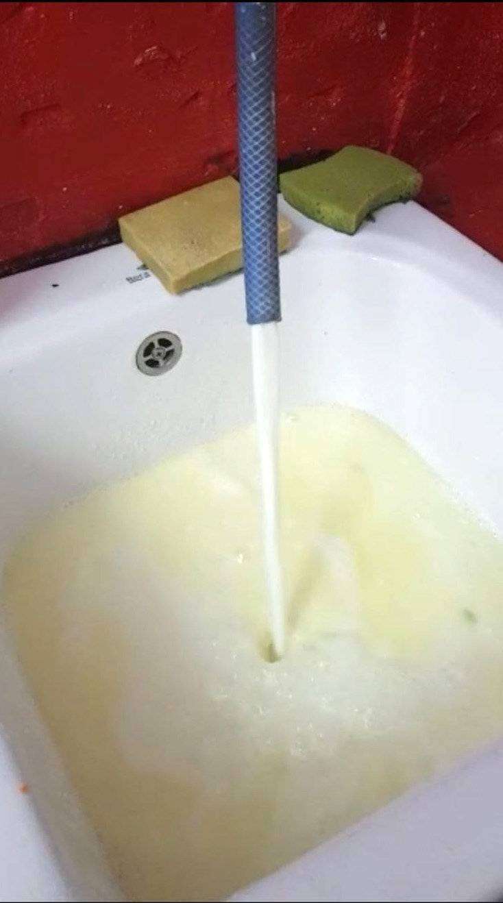 AGUA CONTAMINADA CON GASÓLEO EN EL PUERTO