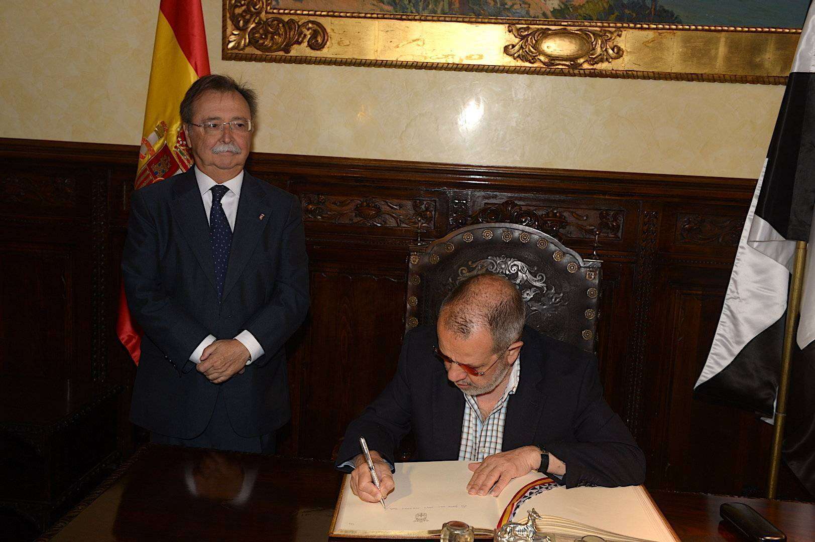 Foto Firma Libro Honor Presidencia - Defensor Pueblo - Juan Vivas - Francisco Fernández Marugán