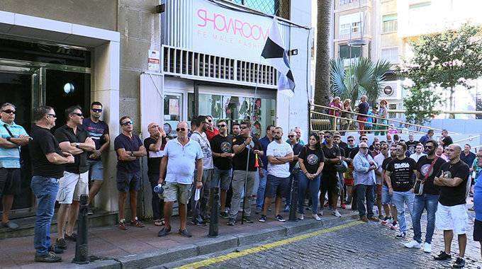 Activistas de Jusapol ante la sede del PSOE