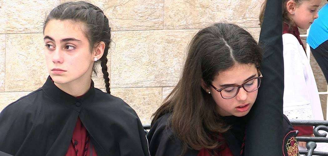 Jóvenes cofrades de la Amargura reciben la noticia de la suspensión de la estación de penitencia (C.A.)