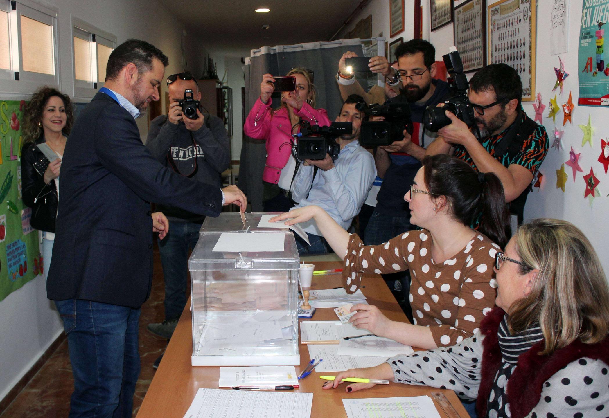El candidato al Senado por el PP David Muñoz vota en el Beatriz de Silva (C.A.)