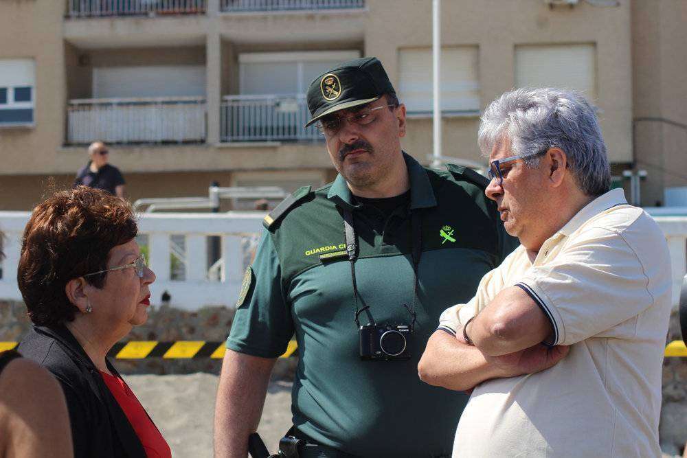 La delegada Mateos conversa con el capitán marítimo en presencia de un agente del Seprona (C.A.)