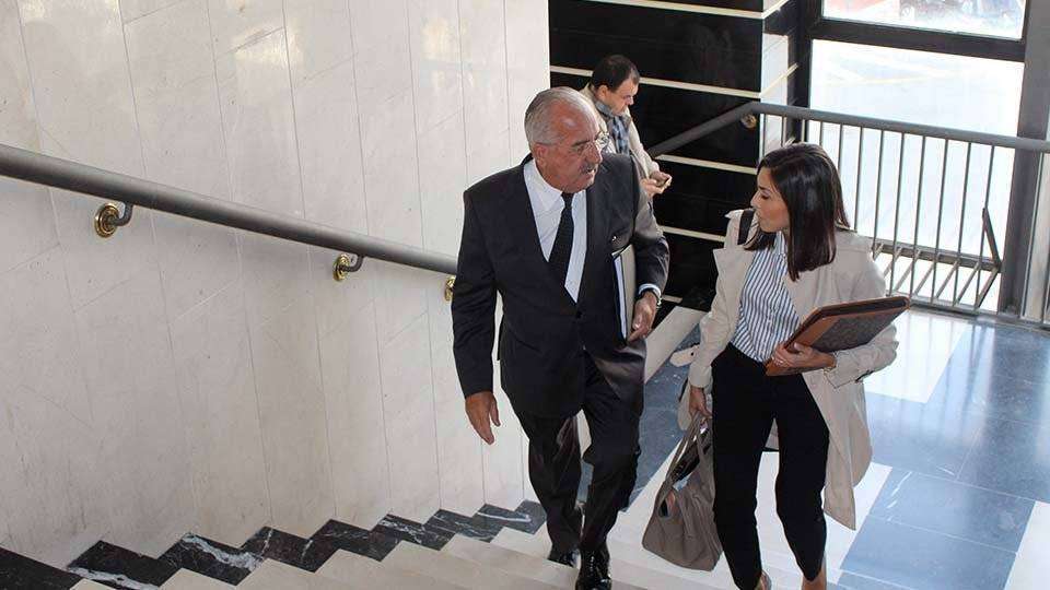 Torrado, a su llegada a la sede de la Audiencia Provincial acompañado por la abogada del Estado (C.A.)