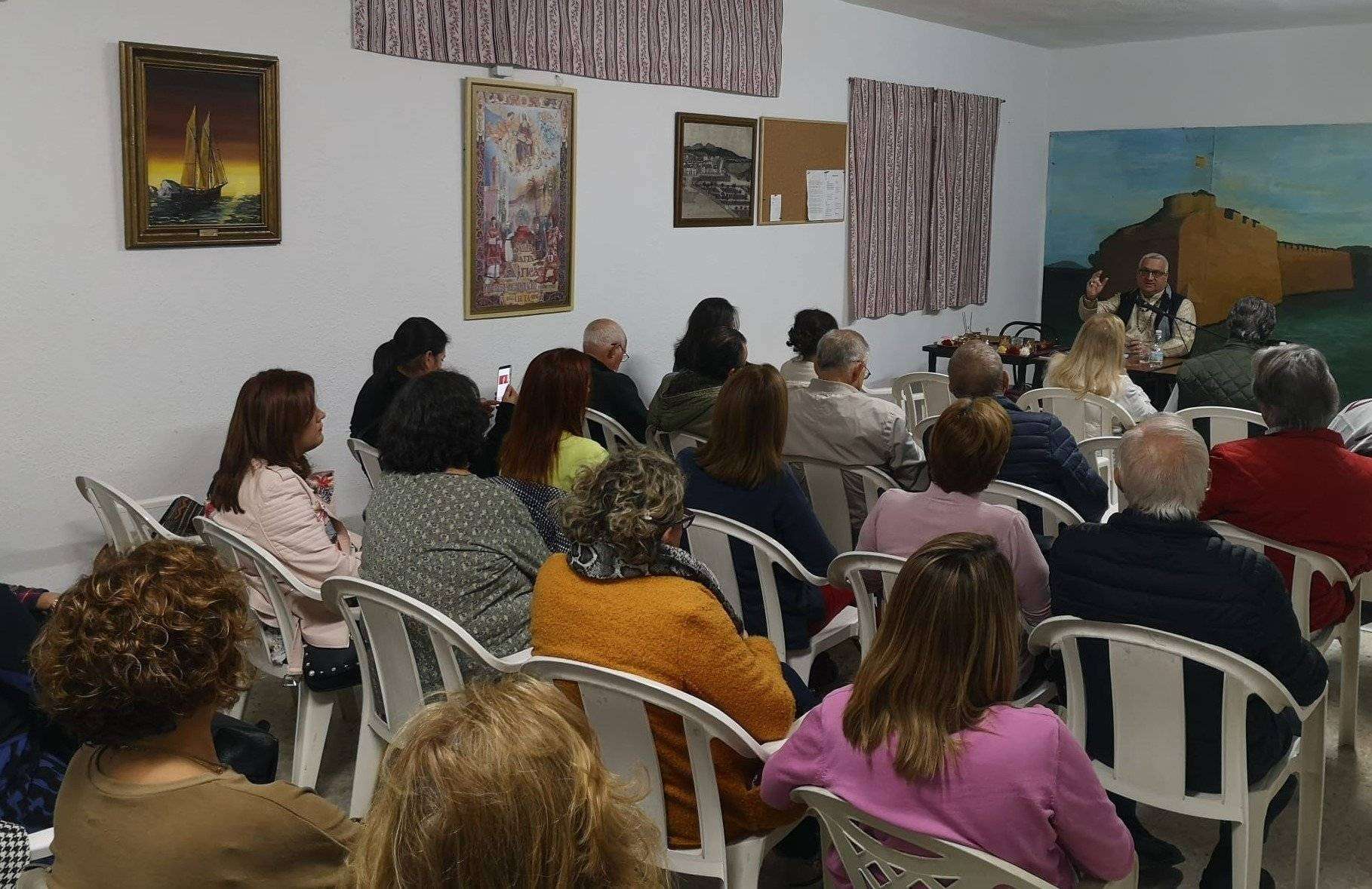 El público estuvo muy atento a las explicaciones.