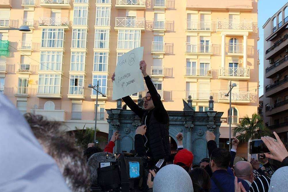 Aspecto que presentaba la Plaza de los Reyes a las seis de la tarde (C.A.) CONCENTRACIÓN ANTIRRACISTA