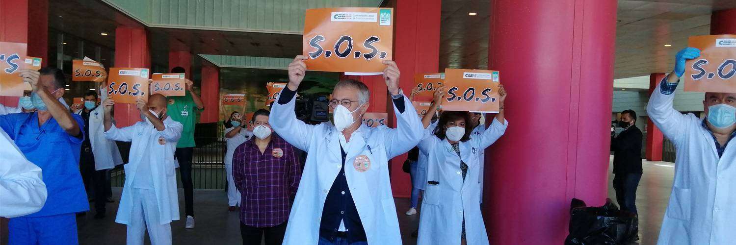 Médicos concentrados hoy ante las puertas del Hospital Universitario (C.A.)