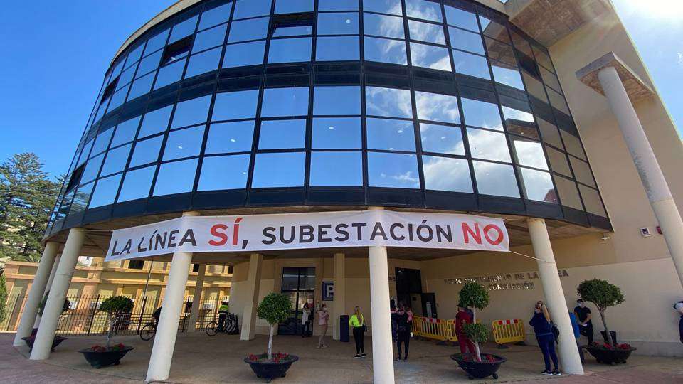Pancarta desplegada sobre la fachada del Ayuntamiento linense CABLE SUBESTACIÓN