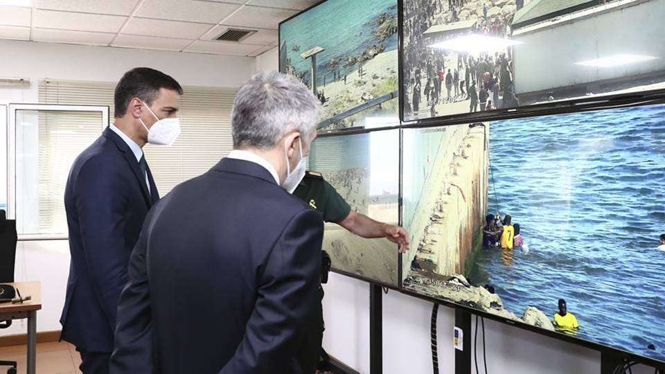 Pedro Sánchez y Fernando Grande Marlaska, durante su visita a Ceuta (CEDIDA) inmigración frontera