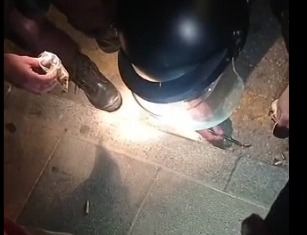 Vecinos del Príncipe recogiendo casquillos de munición tras el tiroteo