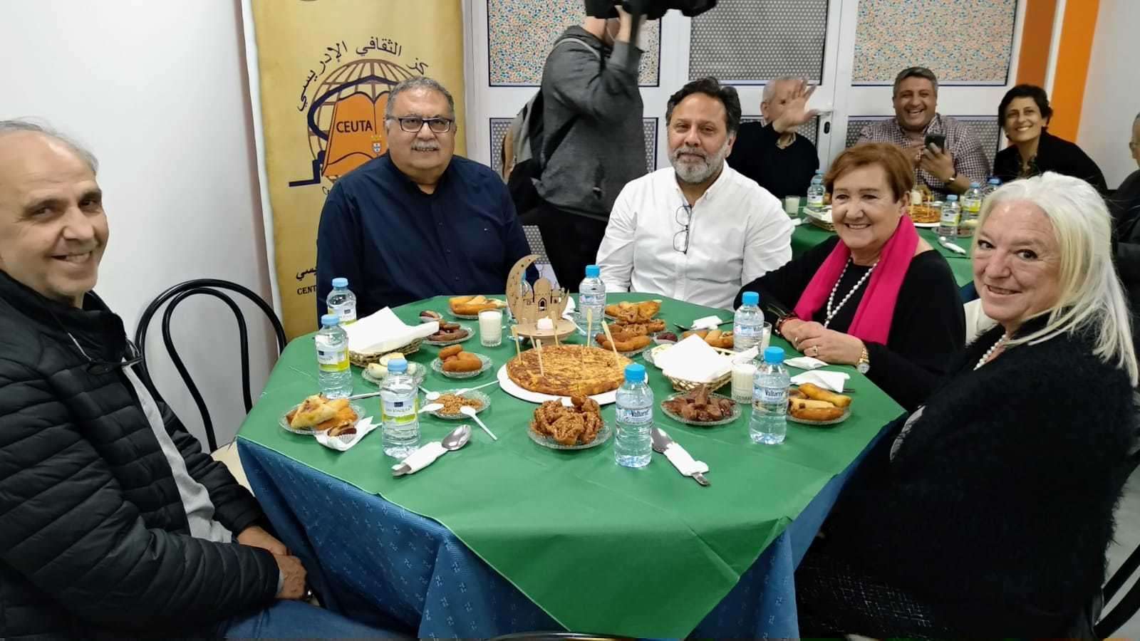 <p>Iftar multicultural Asociación Al Idrissi </p>

<p>Mustafa Abdelkader (Luna Blanca), Ramesh Chandiramani, Blanca Vallejo.</p>
