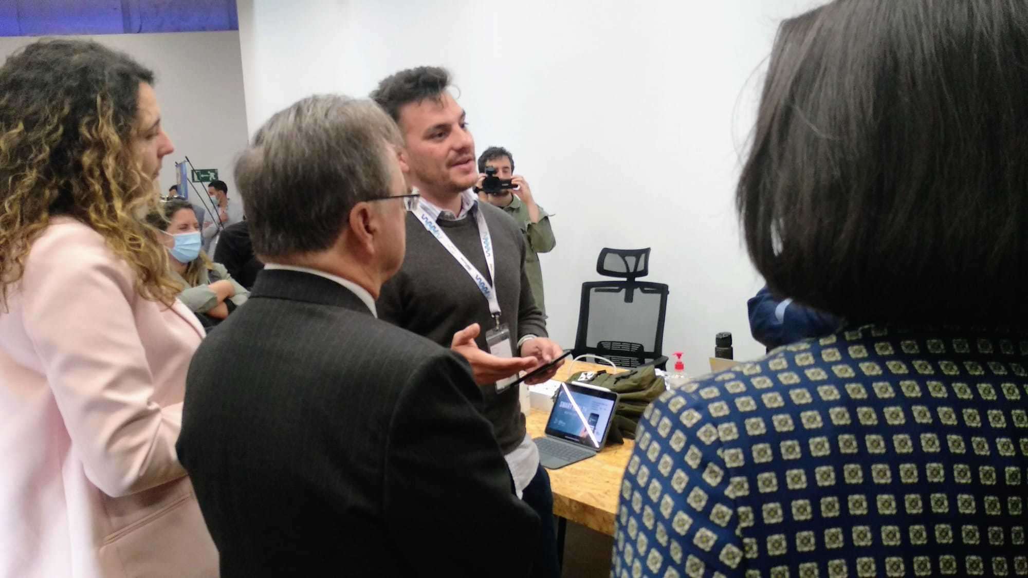Ángulo ha acogido el I Encuentro de Mentores COF, presentando en sociedad los trabajos de las Startups, que operan en la sede de las Murallas Reales, y de los alumnos del Instituto Tecnológico. En la imagen Juan Vivas, Kissy Chandiramani y Gabriel Rivas, desarrollador de una aplicación del ámbito