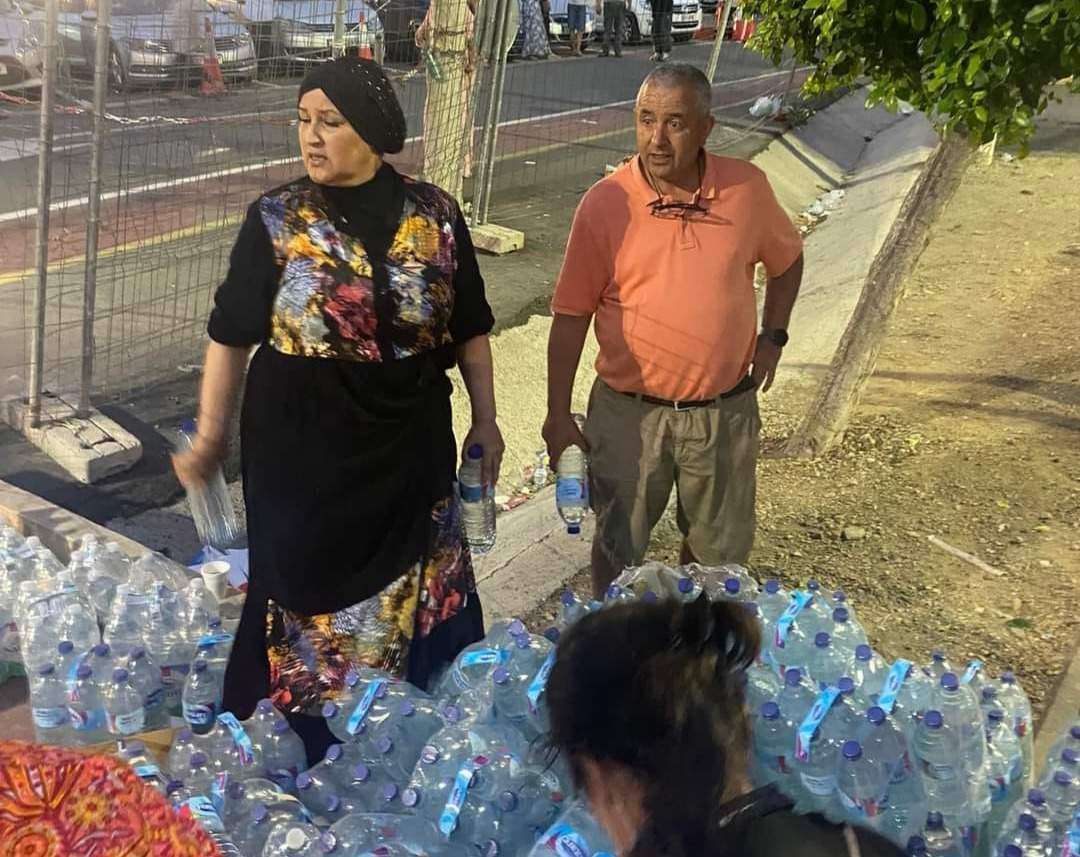 Sabah Ahmed y varios voluntarios en el embolsamiento.